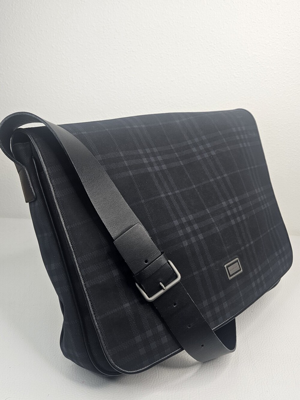 Authentic Burberry London Black Nova Check Messenger Crossbody Laptop Bag